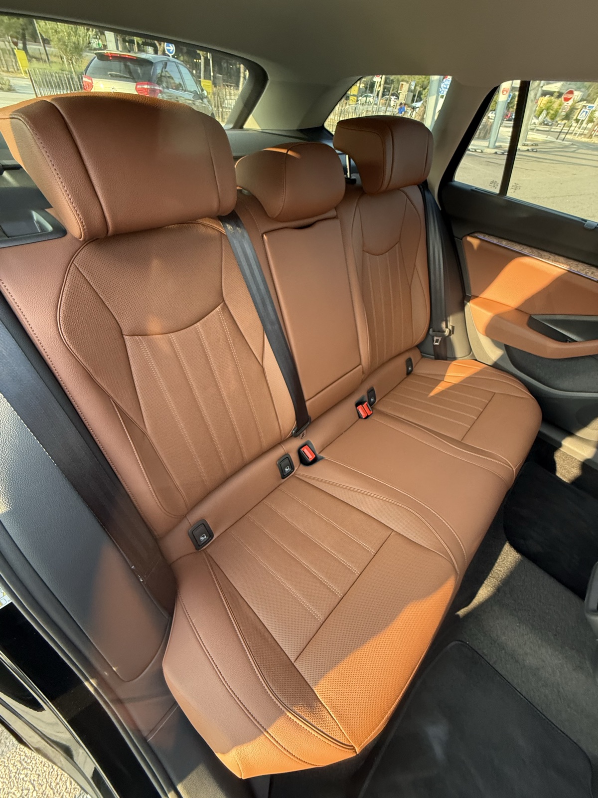 Banquette arrière cuir spacieuse d'un taxi premium à Marseille